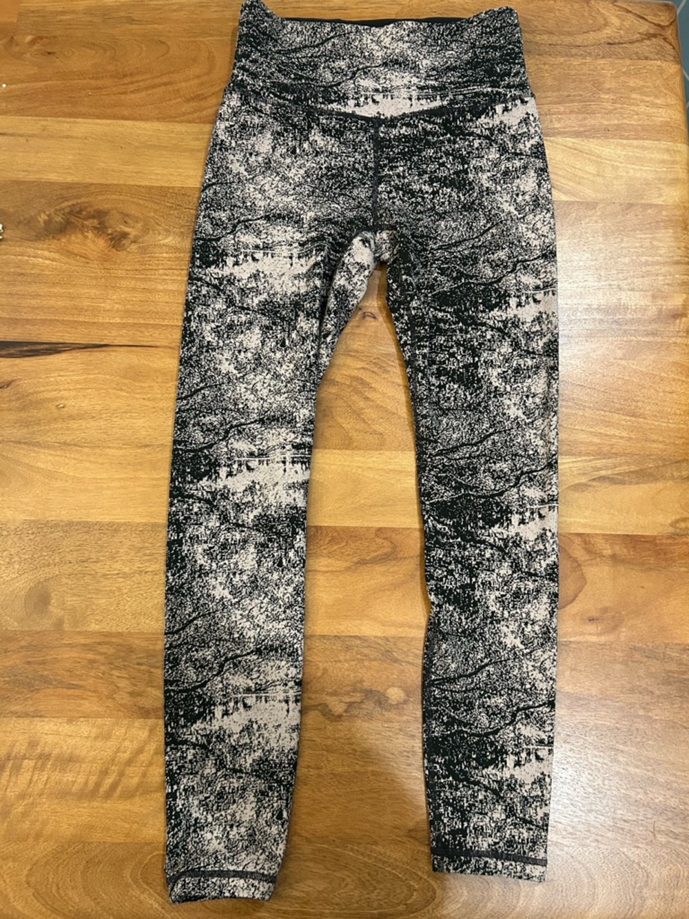Athleta Black and Cream Patterned Elation Glades 7/8 Tights - Size Small